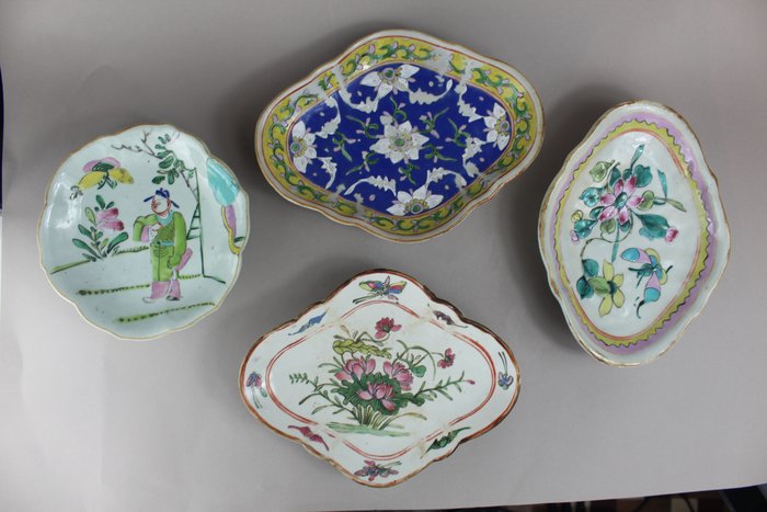 Dishes (4) - Famille rose - Porcelain - China - Late 19th - early 20th century