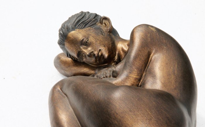 雕像, liggende vrouw - 10 cm - 樹脂