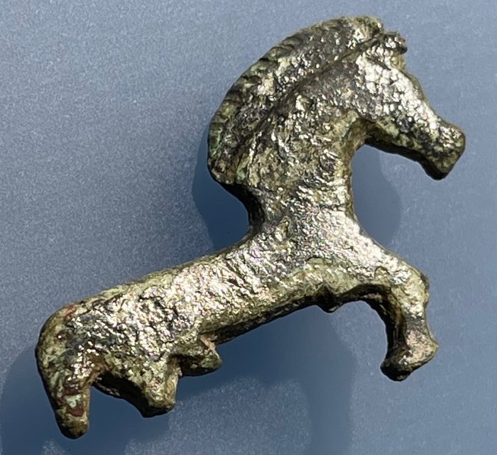 Roma antica Bronzo Spilla molto più rara a forma di cavallo al galoppo in stile molto astratto e gorgiera