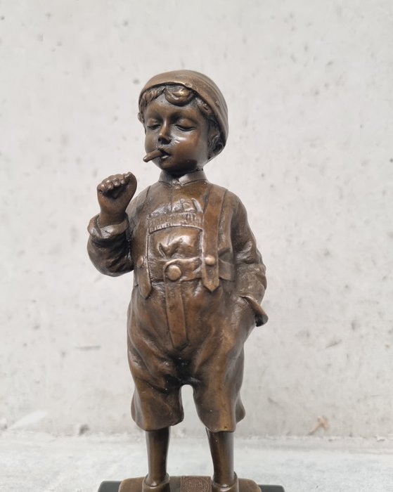 Figurine - A smoking boy - Bronze, Marble
