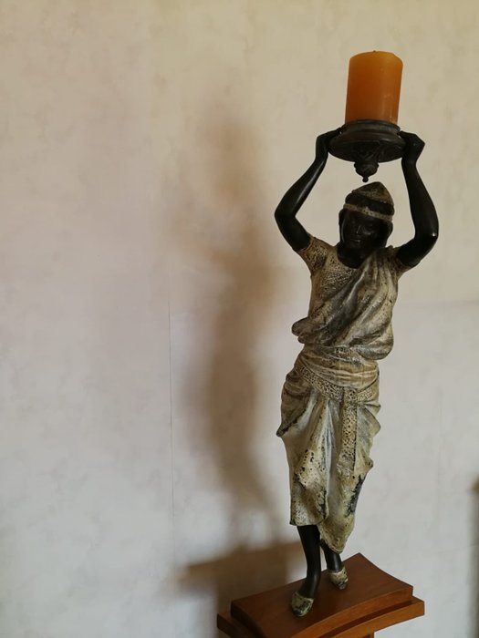 Una grande candela in bronzo con figura femminile - 60 cm (1) - Bronzo - Seconda metà del 20° secolo