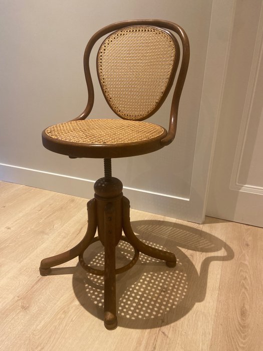 Thonet - Eleganckie damskie krzesło biurowe Thonet z giętego drewna i taśmy (1)