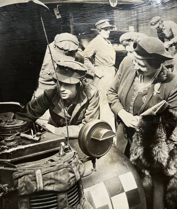 Princess Elisabeth repairing a car during World War II [photograph, silver gelatine] - 1945