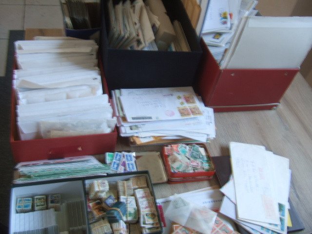 World 1865/2018 - 1000 world envelopes, + airmail, with + 2000 bulk stamps in envelopes etc...