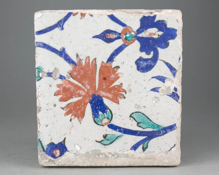 Iznik tegel met anjer- en bloemdecoratie – Keramiek – Turkije – 17e eeuw
