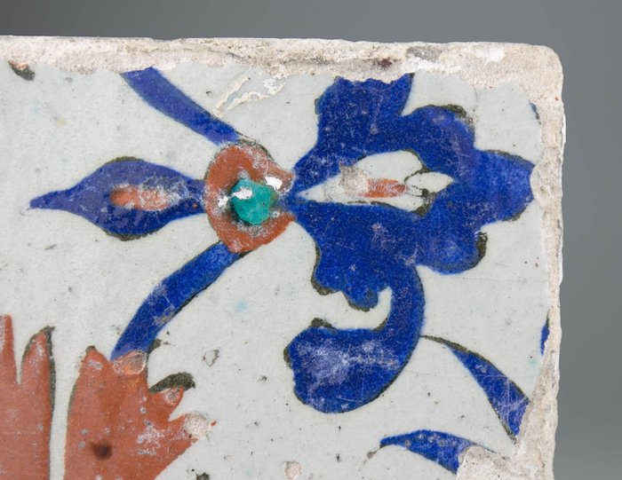 Iznik tegel met anjer- en bloemdecoratie – Keramiek – Turkije – 17e eeuw