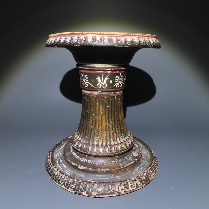 Grécia Antiga Barro/Cerâmica Apúlia Suporte para vaso de cerâmica. c. 320 AC 19 cm H.