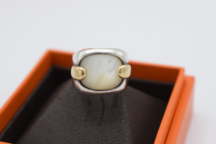 Preview of the first image of Hermès - 18 kt. Silver, Yellow gold - Ring - mother-of-pearl.
