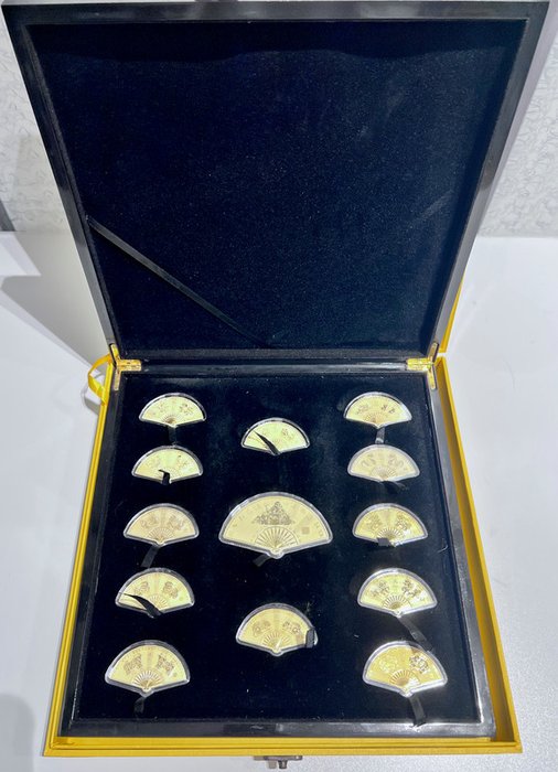 China. Coffret de 13 médailles en cuivre doré à l'or 24 carats "Les signes astrologiques chinois"