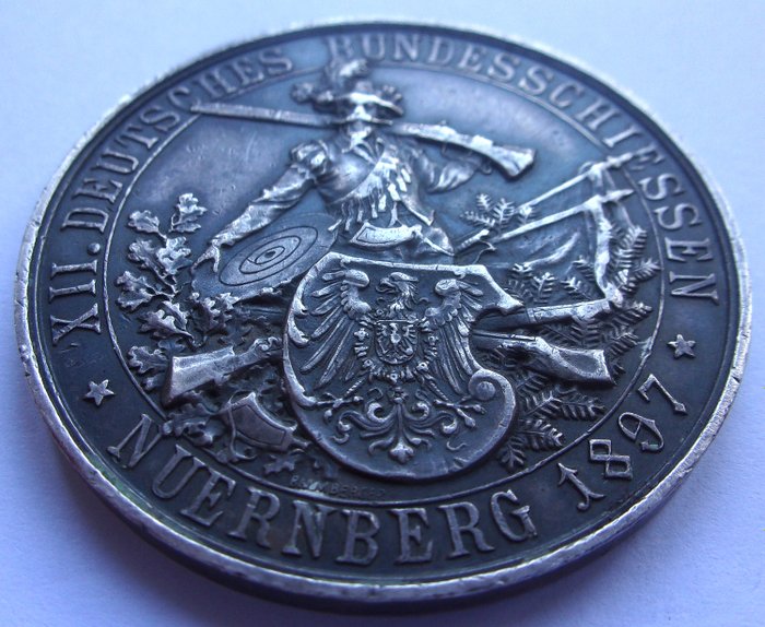 Deutschland, Nürnberg, Stadt. Silbermedaille 1897 von Balmberger. Auf das XII. Deutsche Bundesschießen in Nürnberg. (Offizielle Preismedaille).
