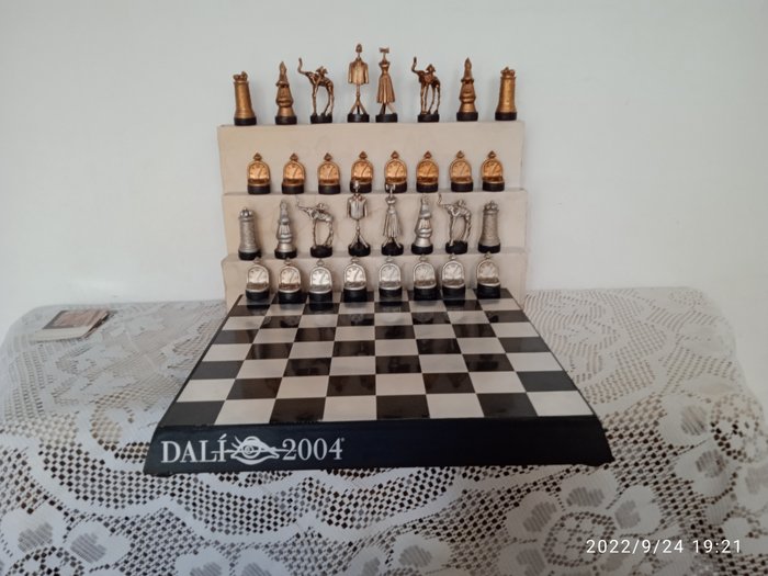 Salvador Dalí (after) - 国际象棋套装 (1) - 钢、木材和树脂