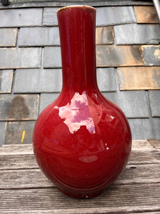 Vaso bottiglia (1) - Monocromo, Sangue di bue - Porcellana - Cina - Seconda metà del 20° secolo