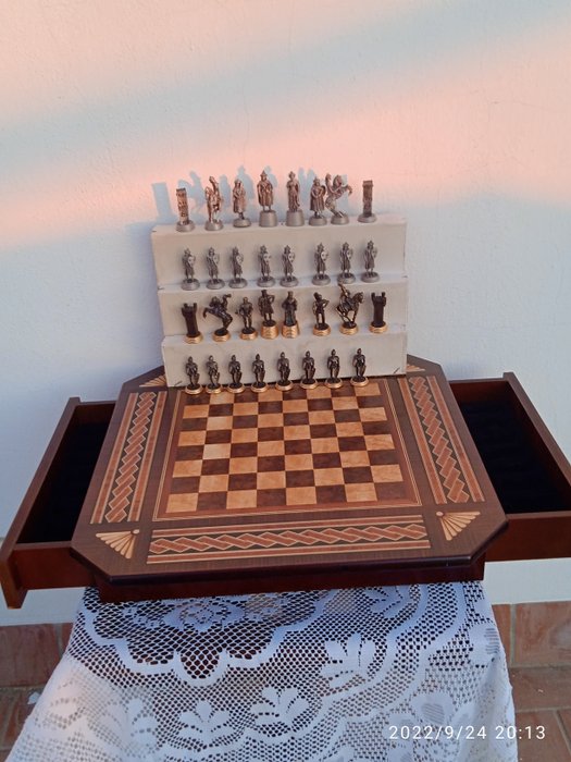 Galería del coleccionista - Galería del coleccionista - Chess set, chess  (1) - Lead, tin and wood - Catawiki
