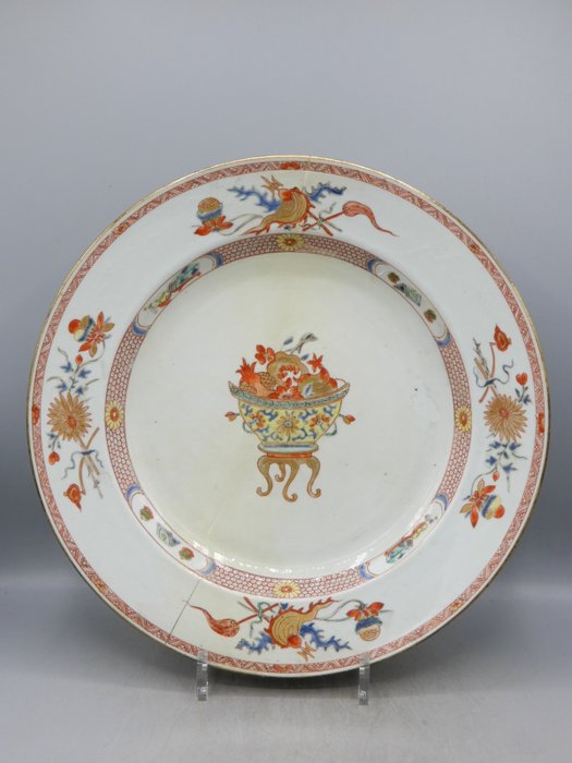 Piatto grande e bello con decoro di oggetti preziosi - Famille rose - Porcellana - Cina - Qianlong (1736-1795)