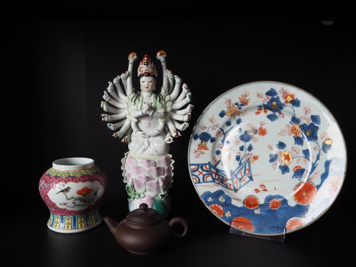 Piatto Kangxi imari, teiera Yixing, vaso di fam rose e figura (4) - Argilla Yixing, Porcellana - Cina - XVIII-XX secolo