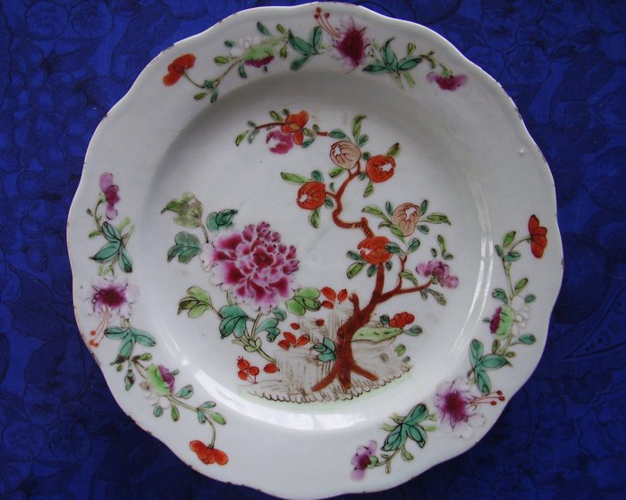 Piatto (1) - Famille rose - Porcellana - peonia e melograno - Cina - XVIII secolo