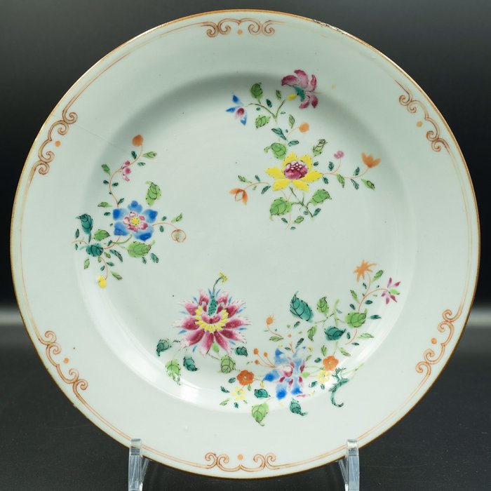 Piatto, Piatto (1) - Famille rose - Porcellana - Fiori - Cina - XVIII secolo