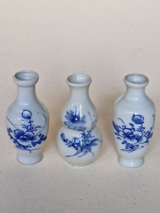 3 vasi in miniatura - Porcellana - Cina - XIX secolo