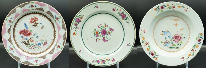 Piatto, Piatto (3) - Famille rose - Porcellana - Fiori - Three famille rose export porcelain plates 18th century - Cina - XVIII secolo