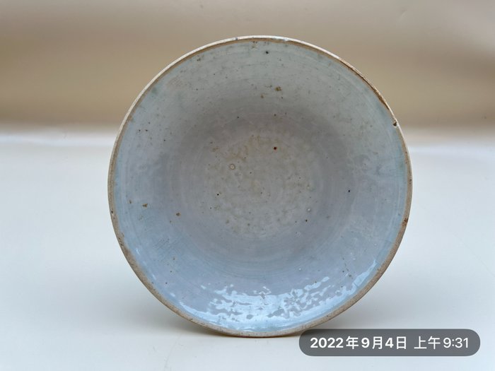 Ciotola (1) - Celadon - Porcellana - 湖田窯影青釉素身芒口碗 ( Lot.00136) - Cina - Dinastia Yuan (1279-1368)
