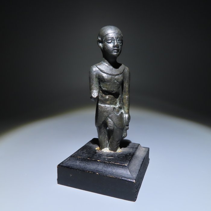 Muinainen Egypti Pronssi Pappihahmo, jossa ankh. Myöhäinen ajanjakso, 664 - 332 eaa. 12 cm H.