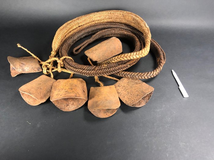 ironwork and raffia or similar belt (8) - Iron and raffia/vegetable -  sallampasu - DR Congo - Catawiki