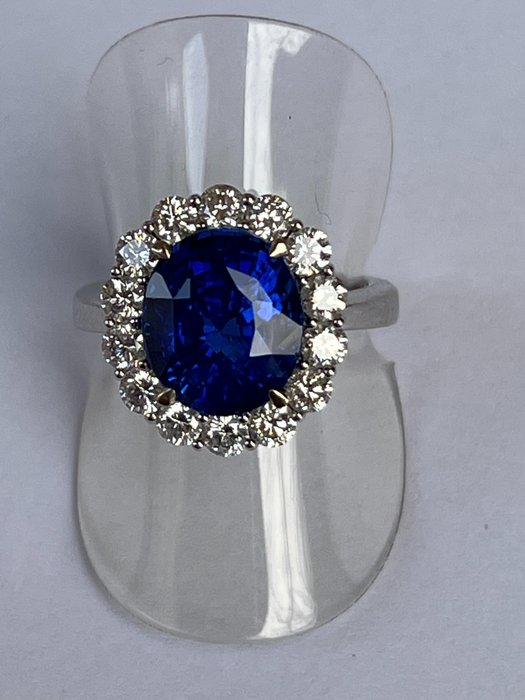 Preview of the first image of 18 kt. White gold - Ring - 6.29 ct Sapphire - Diamonds, Origin Sri Lanka (Ceylon), intense blue sap.