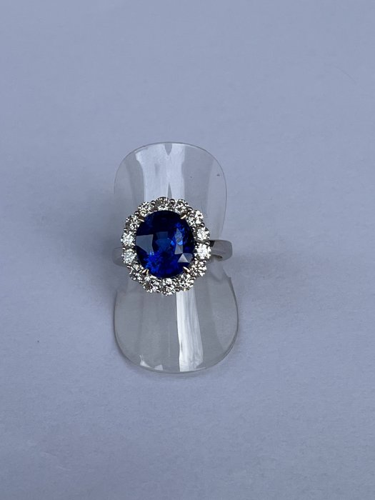 Image 3 of 18 kt. White gold - Ring - 6.29 ct Sapphire - Diamonds, Origin Sri Lanka (Ceylon), intense blue sap