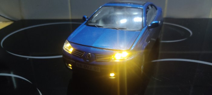 Preview of the first image of Solido - 1:18 - Renault Mégane 2 CC - LED.