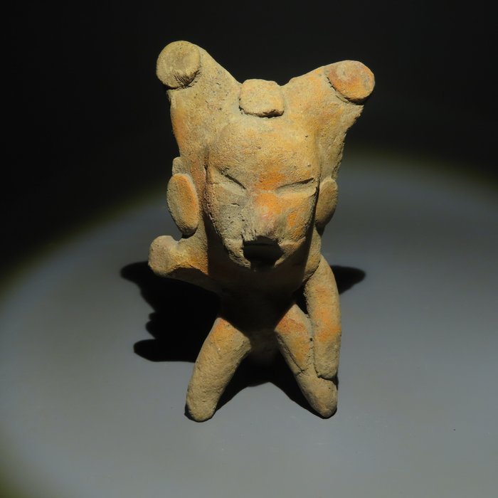 Veracruz Terracotta Sitzende Figur. „Sammlung Michel Vinaver“. 450-650 n. Chr. 11 cm H. Spanische Importlizenz