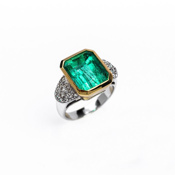 Preview of the first image of 18 kt. White gold, Yellow gold - Ring - 9.20 ct Emerald - Diamonds.