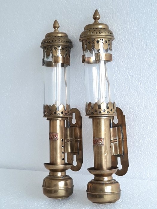 G.W.R ( Great Western Railway ) – Twee Engelse koperen remmende lantaarn trein lampjes /kaarsen (2) – Rood en geel Koper , glas