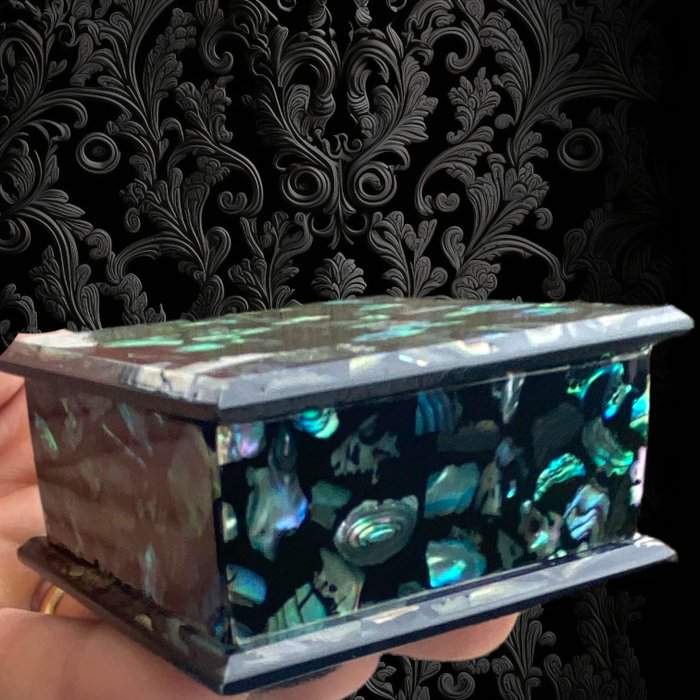 Paua Shells - Abalone - Carving - Jewelery Box - Paua Shells Mother of Pearl - Height: 66 mm - Width: 66 mm- 107 g