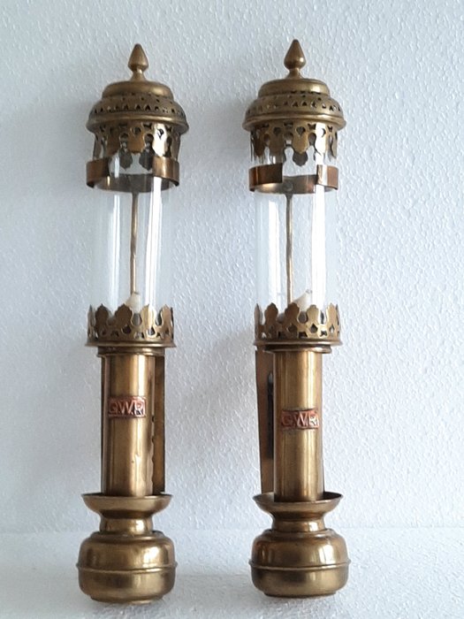 G.W.R ( Great Western Railway ) – Twee Engelse koperen remmende lantaarn trein lampjes /kaarsen (2) – Rood en geel Koper , glas