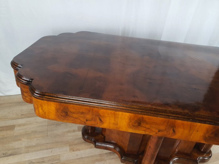 Image 2 of Art Decò table in walnut briar