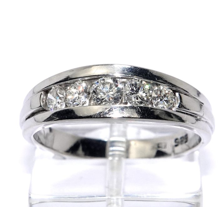 Preview of the first image of Handcrafted - 14 kt. White gold - Ring - 0.60 ct Diamond.