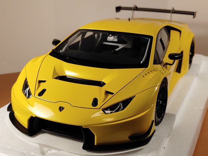 Preview of the first image of Autoart - 1:18 - Lamborghini Huracán GT3 2015.