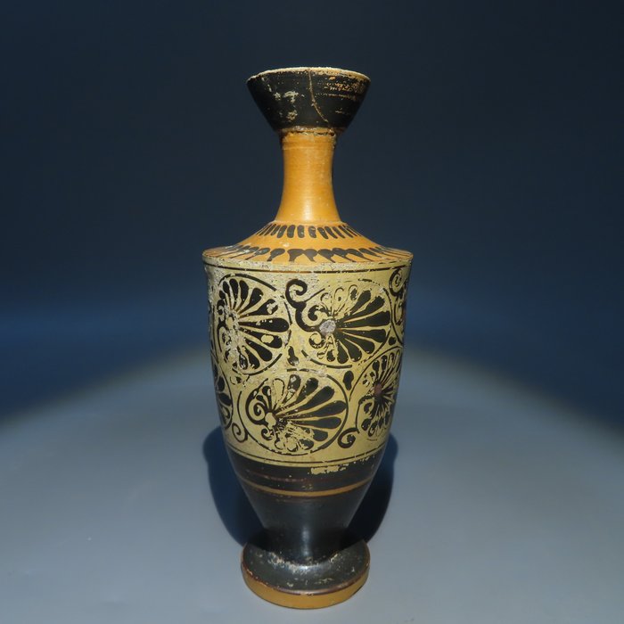 Grécia Antiga Barro/Cerâmica Sótão, figuras negras Lekythos. 490 AC. 16 H. Boa qualidade. Licença de exportação espanhola.