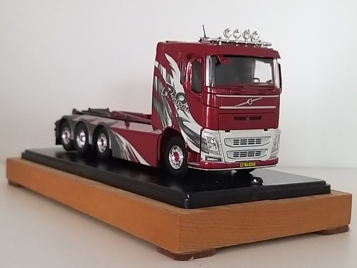 Image 3 of Tekno - 1:50 - VOLVO FH4 - Hooklift chassis "P.O. Nielsen"