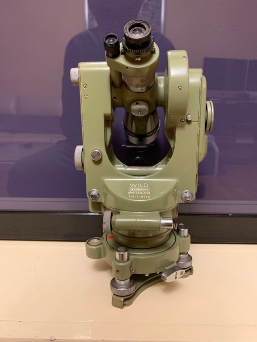 Preview of the first image of Topographic theodolite (1) - metal - Second half 20th century.