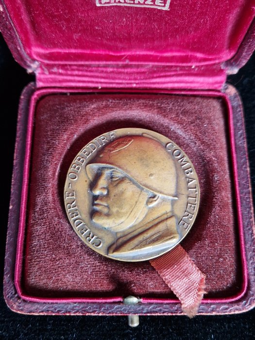 Italia - Medalia DUCE cu caseta BELIEVE OBEDIRE FIGHT