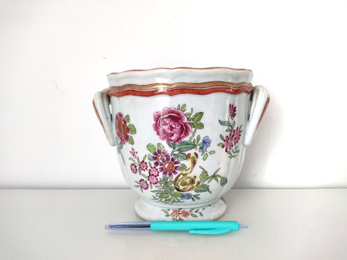 Image 3 of Bowl, cooler with hand-painted flowers, in the style of the Compagnie des Indes - Porcelain