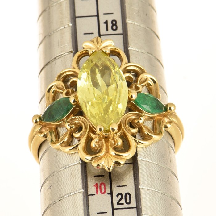 Image 3 of 18 kt. Gold - Ring - 4.00 ct Peridot - Emeralds