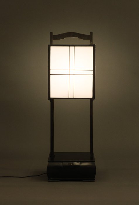 Lamp, Andon 行灯 (Lantern), Kakugata andon 角形行灯 (1) - Lacquered wood, Paper - Great fully restored black lacquered wooden paper-enclosed temple lantern with square shade. - Japan - Meiji period (1868-1912)