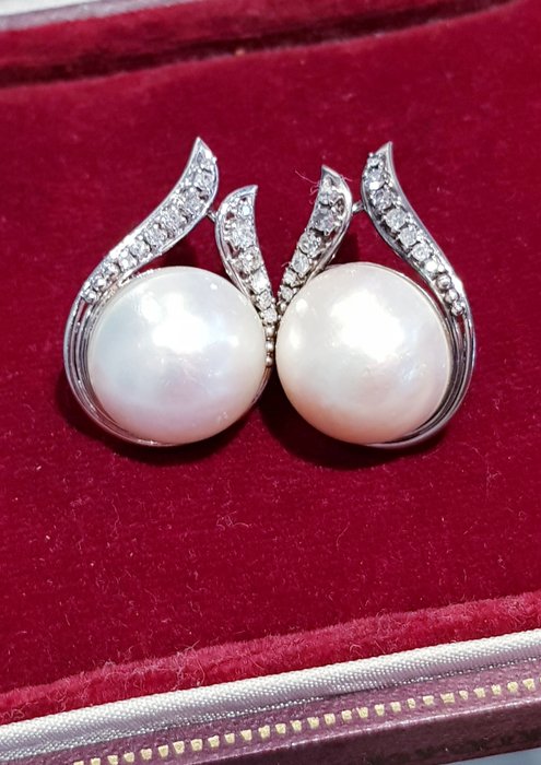 Preview of the first image of 18 kt. White gold - Earring Natural Pearl - Diamonds.