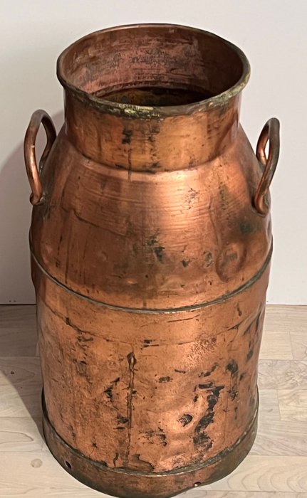 Preview of the first image of Heavy Milk Container - Copper - 19th century.