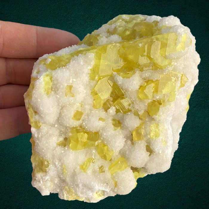 Campione proveniente da miniera chiusa - Cristalli di Zolfo su Calcite fluorescente bianca - Cristalli di Zolfo siciliani - 140×90×80 mm