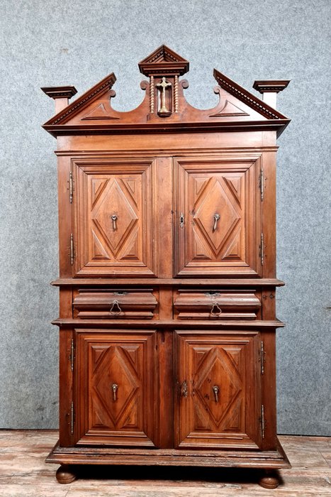 Preview of the first image of Bourguignon sacristy cabinet with 4 solid walnut shutters - Walnut - 18th / 19th century.