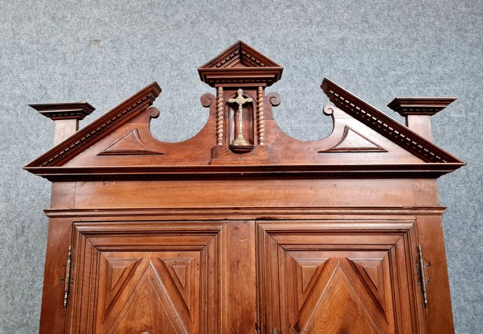 Image 2 of Bourguignon sacristy cabinet with 4 solid walnut shutters - Walnut - 18th / 19th century