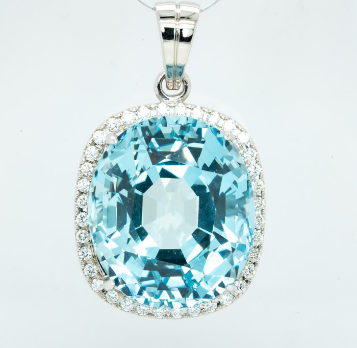 Preview of the first image of **No Reserve** - 18 kt. White gold - Pendant - 45.08 ct - Blue Aquamarine & VS Diamonds.